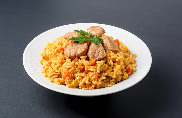 Pilau fragante. Pilaf, arroz frito con carne y verduras en un — Foto de Stock