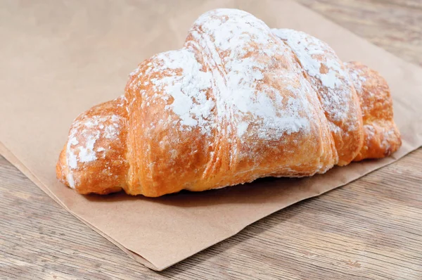 Frisches und schmackhaftes Croissant mit Puderzucker — Stockfoto