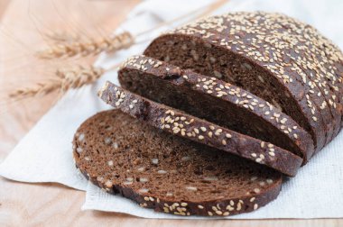 ahşap zemin, cutou üzerine ayçiçeği tohumu ile taze çavdar ekmeği