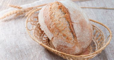 Eski ahşap ve keten zemin üzerine taze ekmek. Closeup gıda p