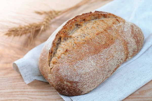 Pagnotta fresca di pane su fondo di legno, vista da vicino — Foto Stock