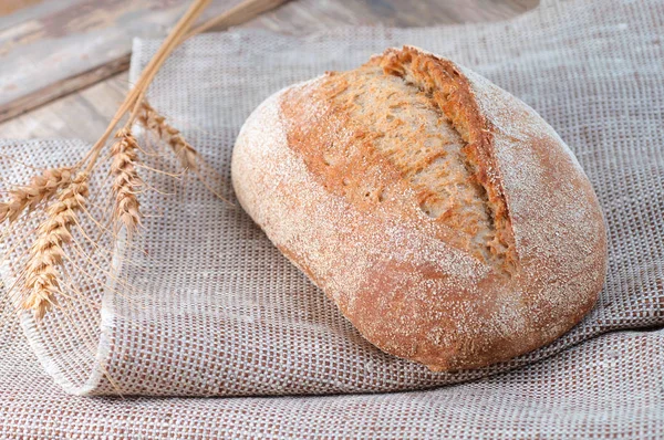 Pane fresco su un tovagliolo di lino, cibo su tavolo d'annata — Foto Stock