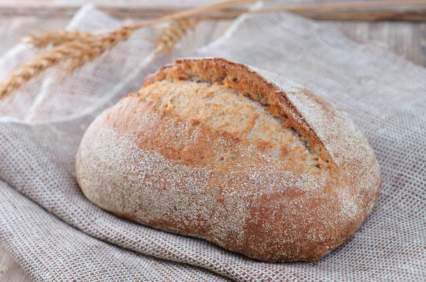 Pane fresco sul tavolo vintage — Foto Stock