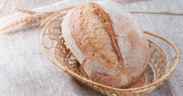 Pane fresco su un vecchio fondo di legno e lino. Primo piano cibo p — Foto Stock