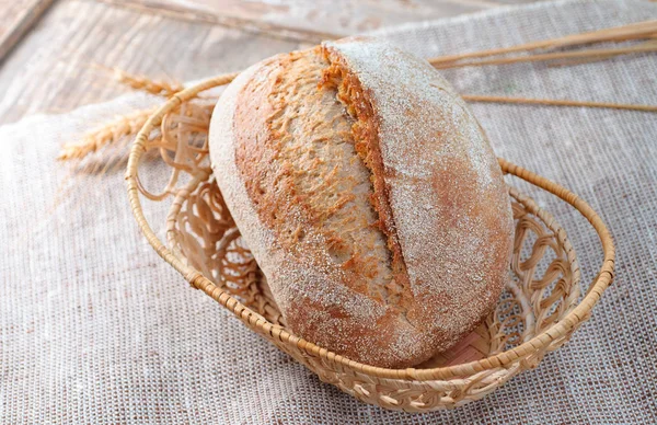 Pane fresco su fondo di legno. Studio fotografia . — Foto Stock