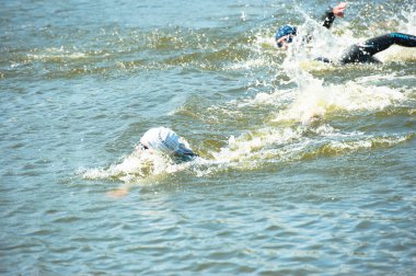 Triatlon Ukrayna ve Bila Tserkva fincan fincan. 24 Temmuz 2016 Bila Tserkva, Ukrayna. Yüzücüler rekabet