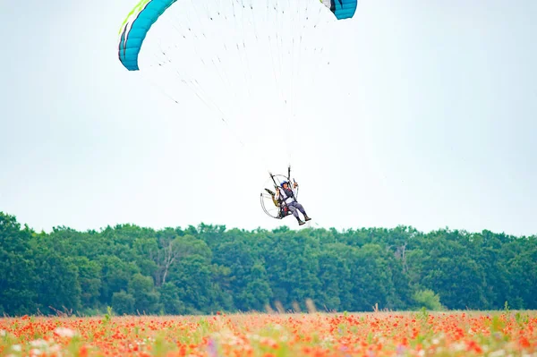Bila Tserkva, Ukrajna. 2016. június 20. siklóernyőzés, képzési repülés si — Stock Fotó