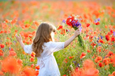 kır çiçekleri yaz aylarında çayır üzerinde çalışan kızla mutlu bir çocukluk 