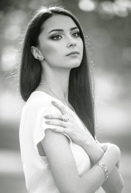 Güzel genç model uzun saçlı ve şık takı ve acc