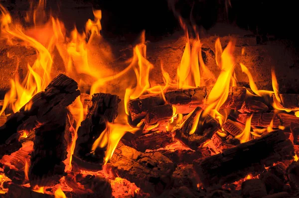 Płonący ogień w kominku — Zdjęcie stockowe