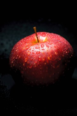 damla koyu arka plan üzerinde kırmızı elma