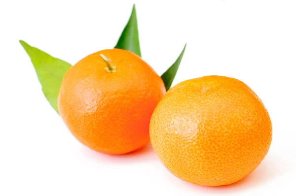 Mandarin, tangerine citrus fruit with leaves isolated on white b — Stock Photo, Image