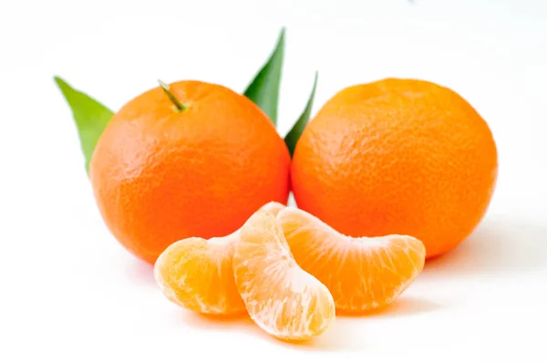 白で隔離の葉とオレンジ フルーツ — ストック写真