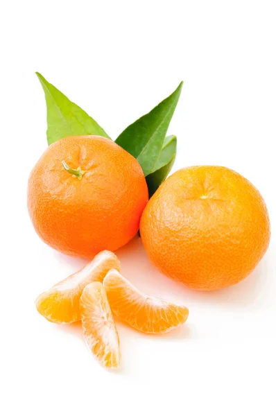 Frische Mandarine mit Blatt und Orangenscheiben isoliert auf weißem Bac — Stockfoto