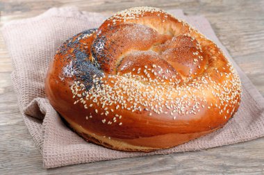 Masanın üzerinde Paskalya kek.