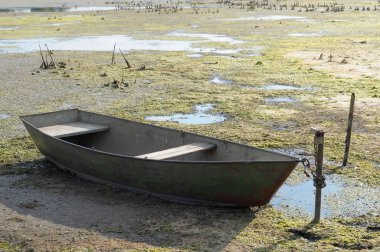 sıcak yaz aylarında kuraklık. Kurumuş nehir su ve tekne olmadan