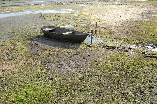 Droogte Hete Zomer Gedroogde Rivier Boot Droge Modder — Stockfoto