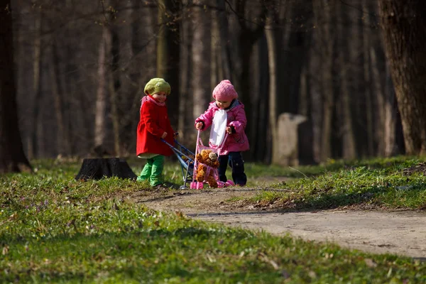 Kid Flickor Spelar Mor Dotter Spelet Stadsparken Våren — Stockfoto