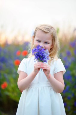 neşeli kız bir buket çiçegi