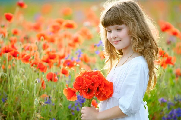 Retrato de verão pequena criança beleza com flores vermelhas selvagens bouque — Fotografia de Stock