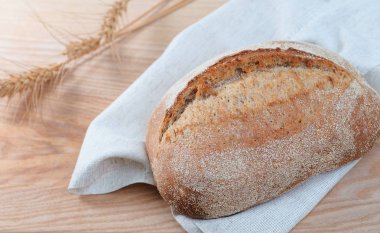 Taze pişmiş somun ekmek ahşap arka plan, closeup görünümü üzerinde