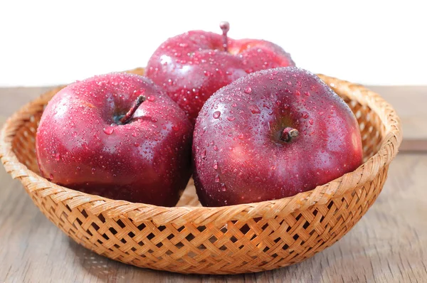 Свежие красные яблоки в плетеной корзине — стоковое фото