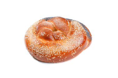 Beyaz bir arka plan üzerinde haşhaş ve susam tohumu ile Paskalya kek