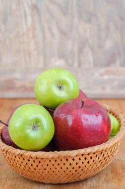 sepet içinde kırmızı ve yeşil elma