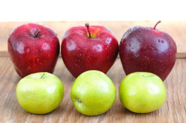 eski ahşap yüzey satırlarında kırmızı ve yeşil elma