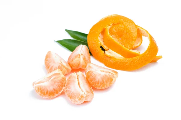 Mandarina pelada y cáscara sobre fondo blanco —  Fotos de Stock