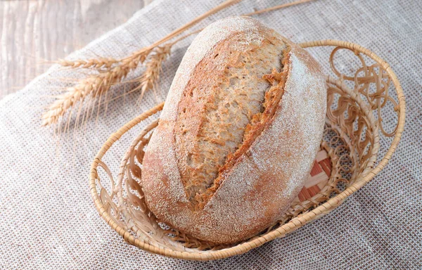 Pan en un platillo de mimbre, vista superior de primer plano —  Fotos de Stock