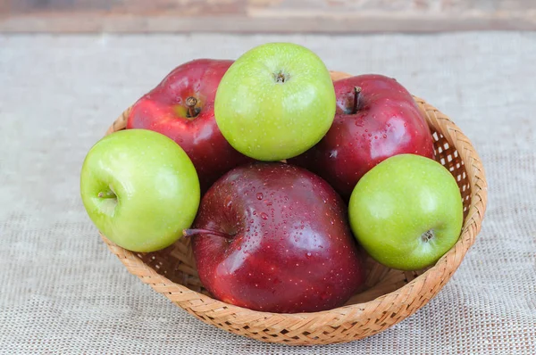 Vegyes almát a kosárba az asztalon — Stock Fotó