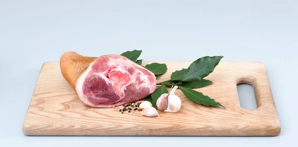 Costeleta de porco com alho pimenta e folhas de louro se preparando para cozinhar — Fotografia de Stock