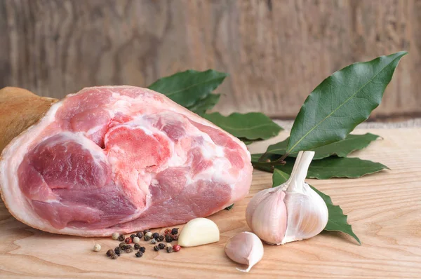 Biber sarımsak ve defne yaprağı Raw pişmemiş domuz knuckle