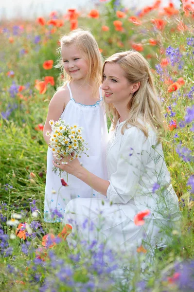 Mère et fille en robes blanches parmi les prairies fleuries — Photo