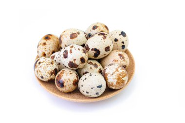 bıldırcın yumurtası beyaz zemin üzerinde izole kahverengi bir plaka üzerinde