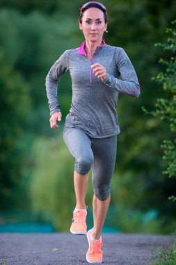 Kadın atlet yaklaşan closeup çalışır
