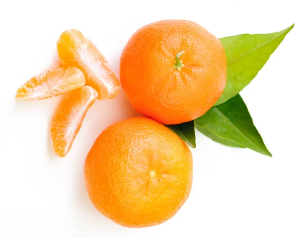 Frische Orangen mit Blatt isoliert auf weiß. Ansicht von oben — Stockfoto