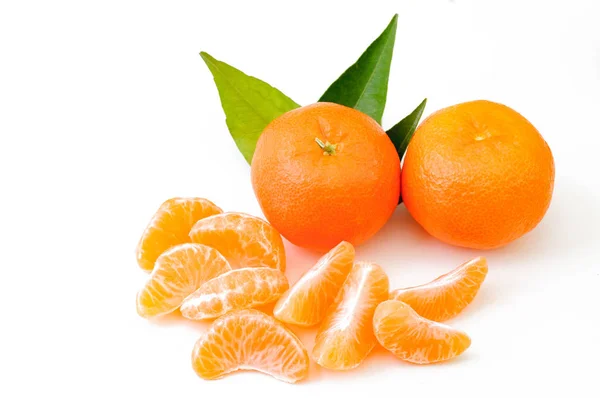 Orangenfrüchte isoliert auf weißem Hintergrund. — Stockfoto