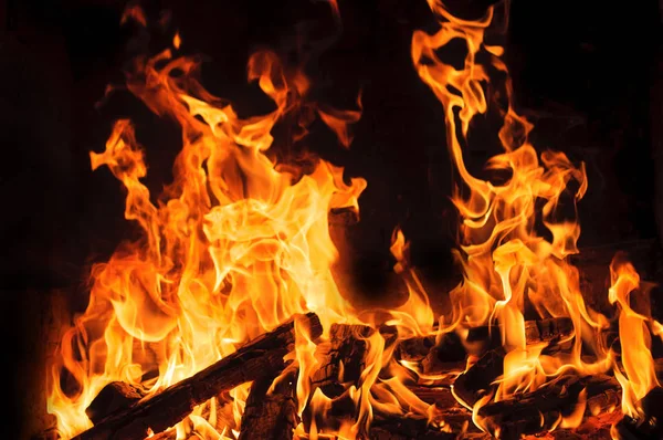 Jasnym płomieniem spalania drewna na czarnym tle — Zdjęcie stockowe