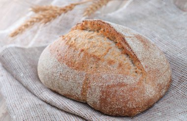 Fırından yeni çıkmış antika arka plan üzerinde geleneksel çavdar ekmeği