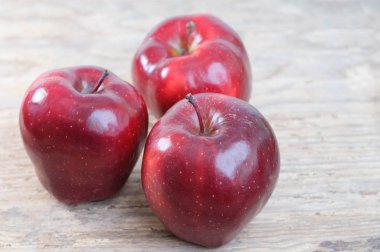 Kırmızı elma hasat ahşap bir masa üzerinde.