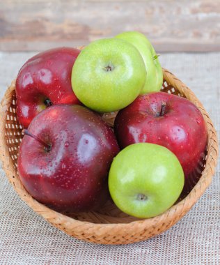 Bahçe bir tabloda sepetteki renkli elma