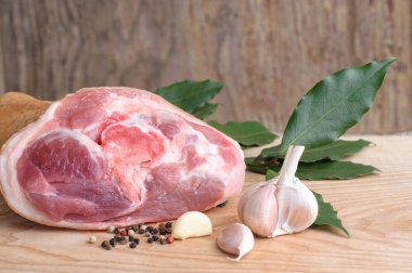 domuz eti yemek için hazırlanan ham parmak eklemi