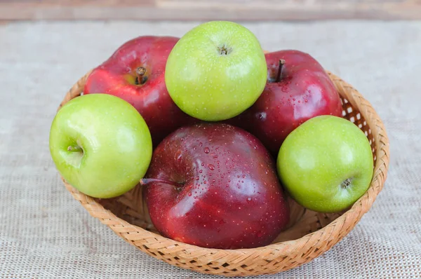 A kert érett piros és a zöld alma — Stock Fotó