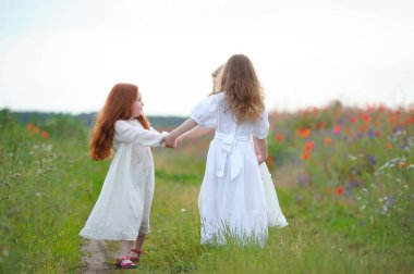 oyun ve çocuk kız açık havada çalışan. Çocuk eğlence