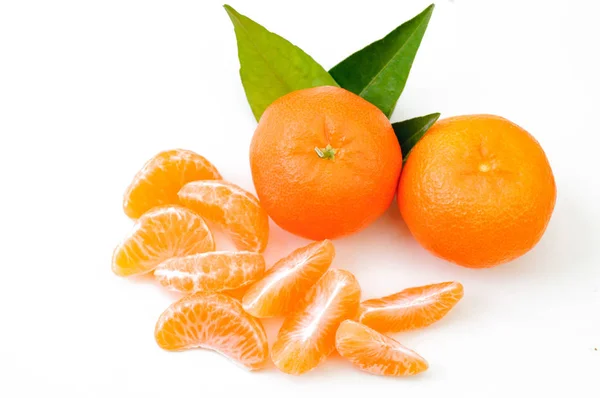 Mandarinenfrüchte isoliert weißen Hintergrund. Orange mit Blatt — Stockfoto