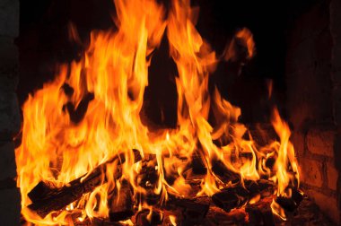 Siyah arka plan üzerine closeup yangın alevleri