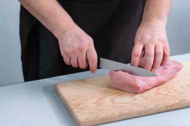 Bir kesme tahtası üzerinde kesme taze çiğ biftek et kasap