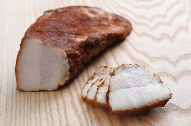 ahşap yüzeyde baharatlar ile domuz jambon füme